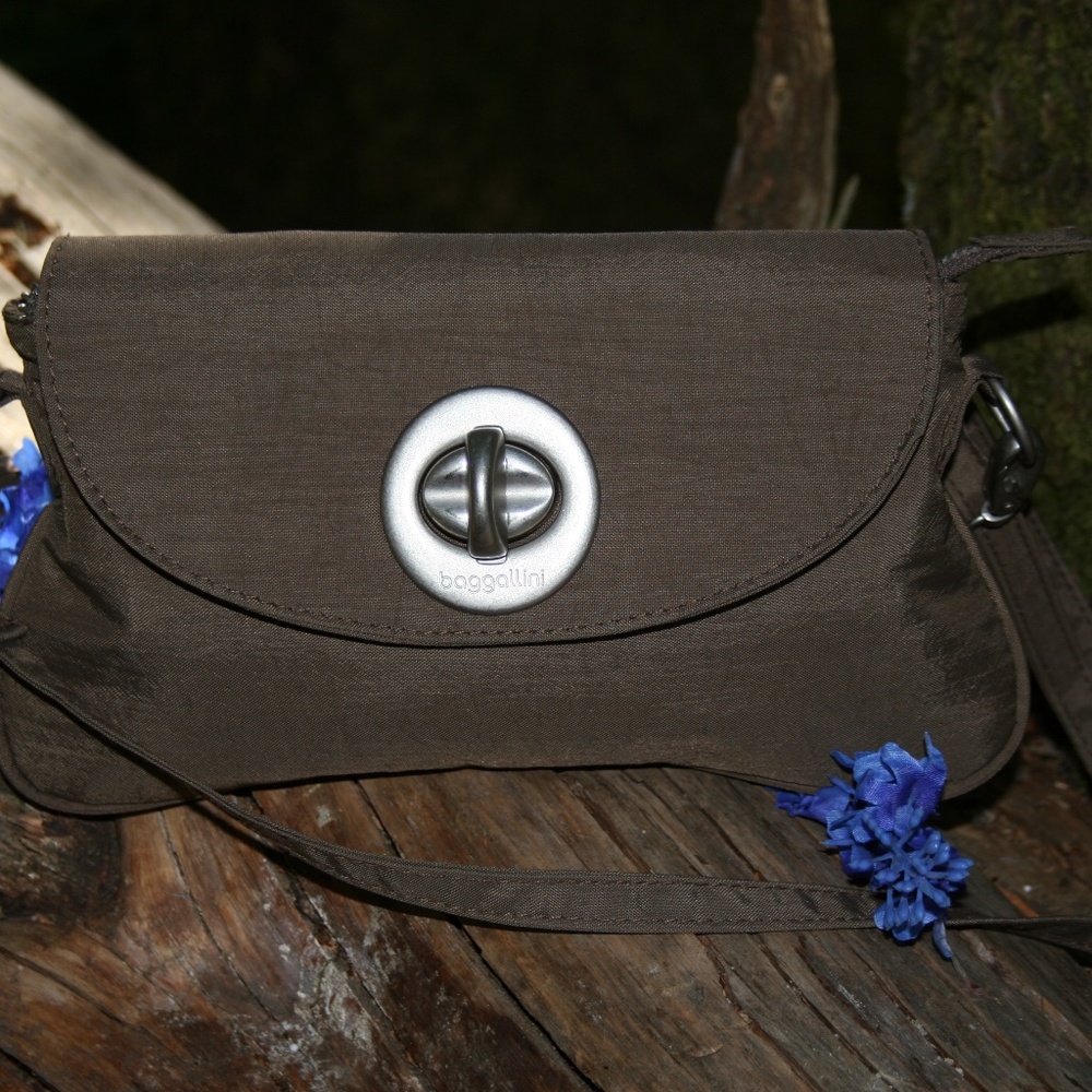 Baggallini  tan cross Body Bag